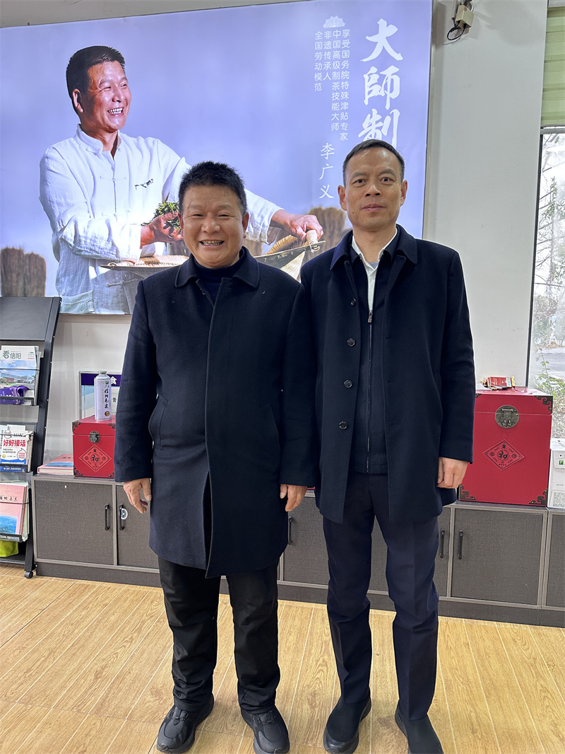 2025年1月23日上午，信陽市委常務(wù)副市長秦保健來公司看望一線全國勞模李廣義